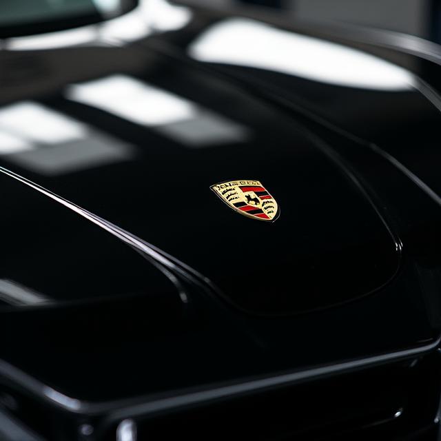 鏡のように磨き上げられたポルシェのボンネット